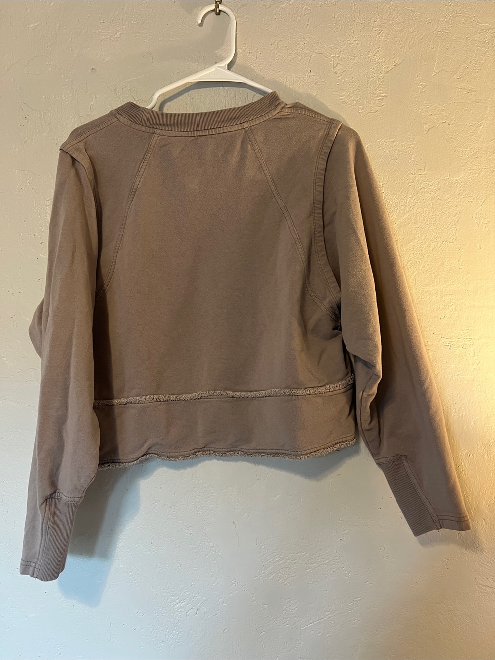 Free People/ FP Movement Women's Cropped Crewneck Sweatshirt - Taupe oversized - Picture 4 of 5